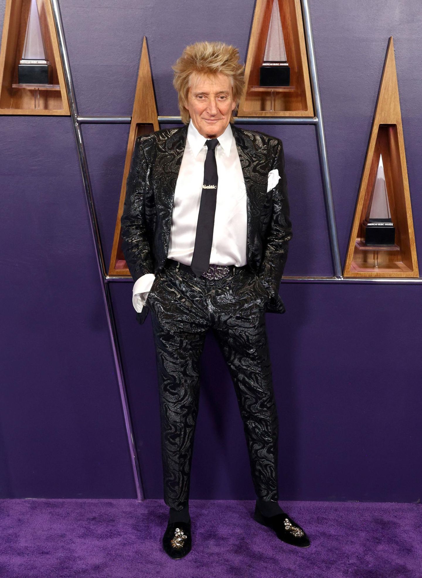 Rod Stewart zeigte sich mit Anzug und Krawatte auf dem roten Teppich. Der 80-Jährige wurde bei den American Music Awards mit dem Lifetime Achievement Award für sein musikalisches Lebenswerk geehrt