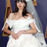 Sängerin Rebecca Black wäre in ihrem Outfit bereit für eine Hochzeit in Las Vegas gewesen: Sie kam im Hochzeitskleid inklusive Matrosenhut mit Schleier