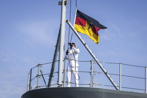 Hissen der Deutschlandfahne auf der "Baden-Württemberg"