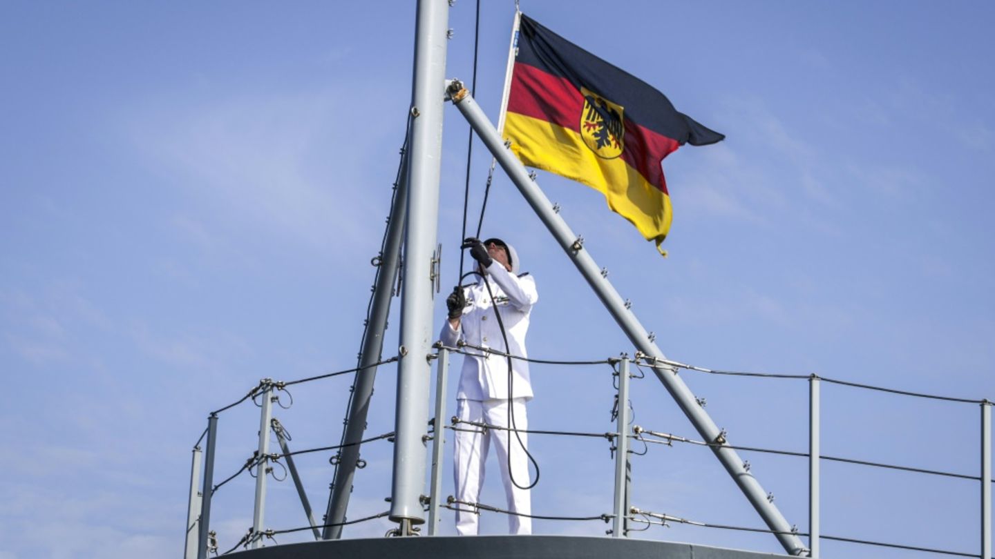 Hissen der Deutschlandfahne auf der "Baden-Württemberg"