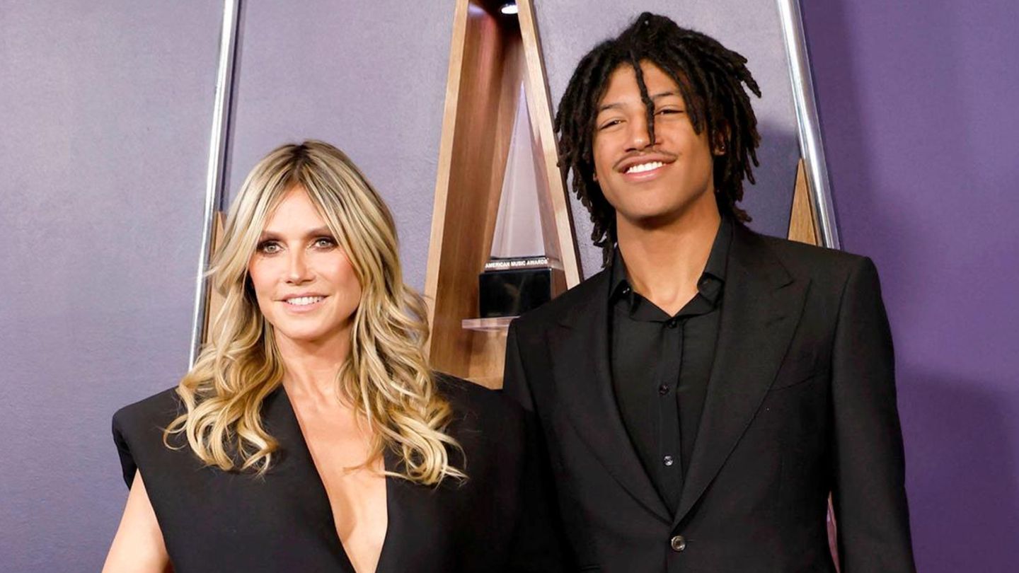 American Music Awards Style Watch: Jackson came with a federal eagle, Klum with son Henry