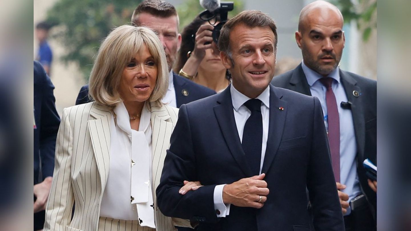 According to the facial wiper: the macrons present themselves intensely