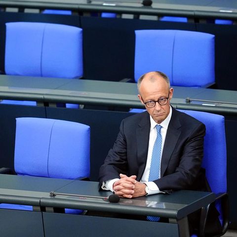 Bundeskanzler Friedrich Merz sitzt auf der Kabinettsbank um Bundestag