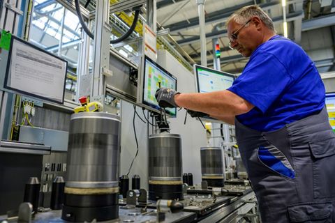 Arbeiter in VW-Produktionsstätte in Salzgitter