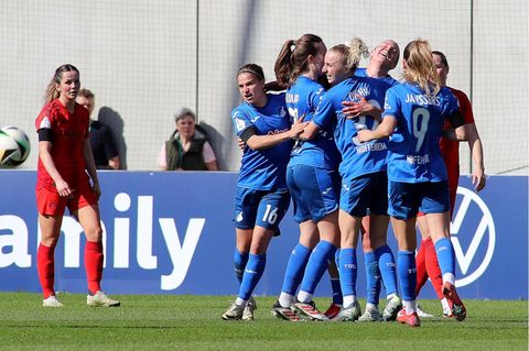 Die Fußballerinnen der TSG Hoffenheim bejubeln im Pulk ein Tor