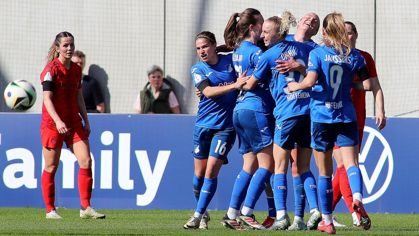 Die Fußballerinnen der TSG Hoffenheim bejubeln im Pulk ein Tor