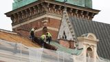 Arbeiter arbeiten am Schloss Wawel in Krakau