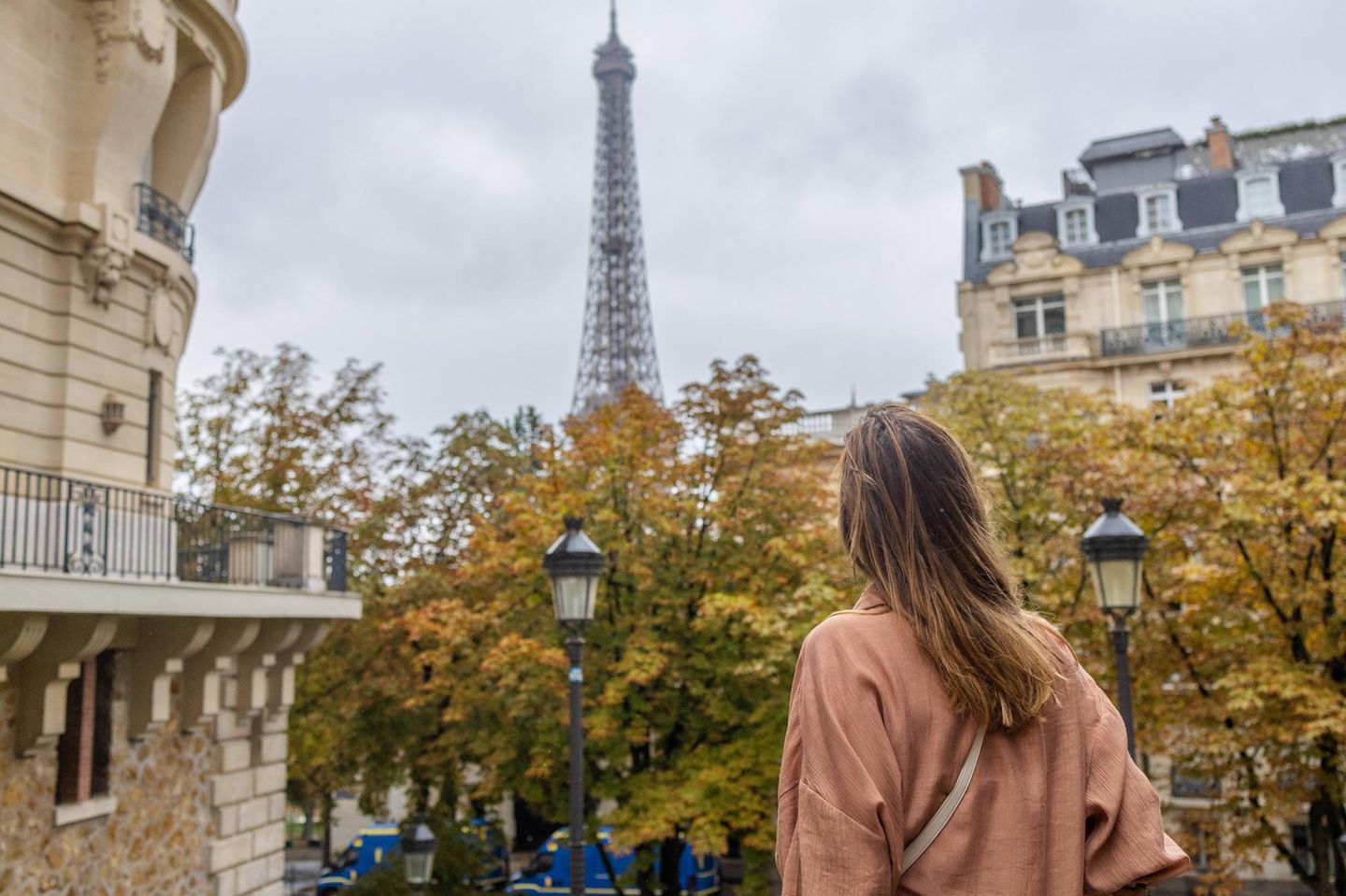 Frankreich Frau schaut auf den Eifelturm