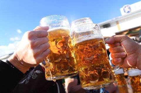 Oktoberfest: Menschen stoßen mit Maß Bier an