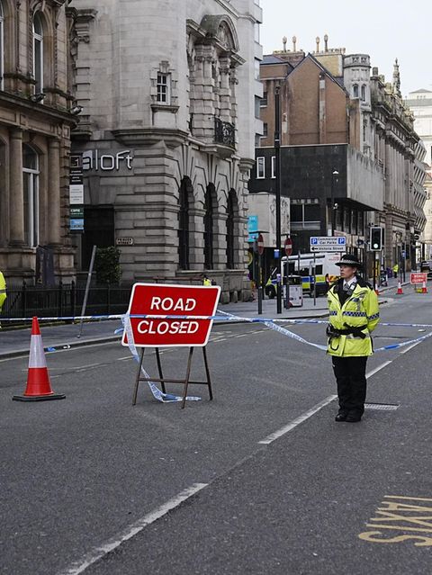 Eine Straße in Liverpool ist gesperrt nachdem jemand mit dem Auto in eine feiernde Menschenmenge gefahren ist