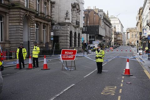 Eine Straße in Liverpool ist gesperrt nachdem jemand mit dem Auto in eine feiernde Menschenmenge gefahren ist