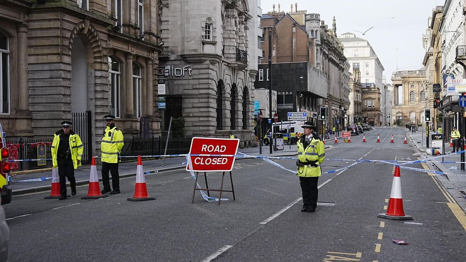 Darum gilt die Fahrt in Liverpool nicht als Terroranschlag Eine Straße in Liverpool ist gesperrt nachdem jemand mit dem Auto in eine feiernde Menschenmenge gefahren ist