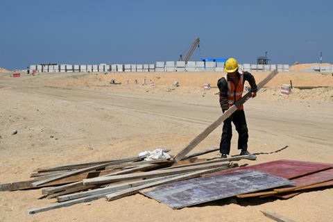Chinesischer Arbeiter auf Baustelle in Sri Lanka