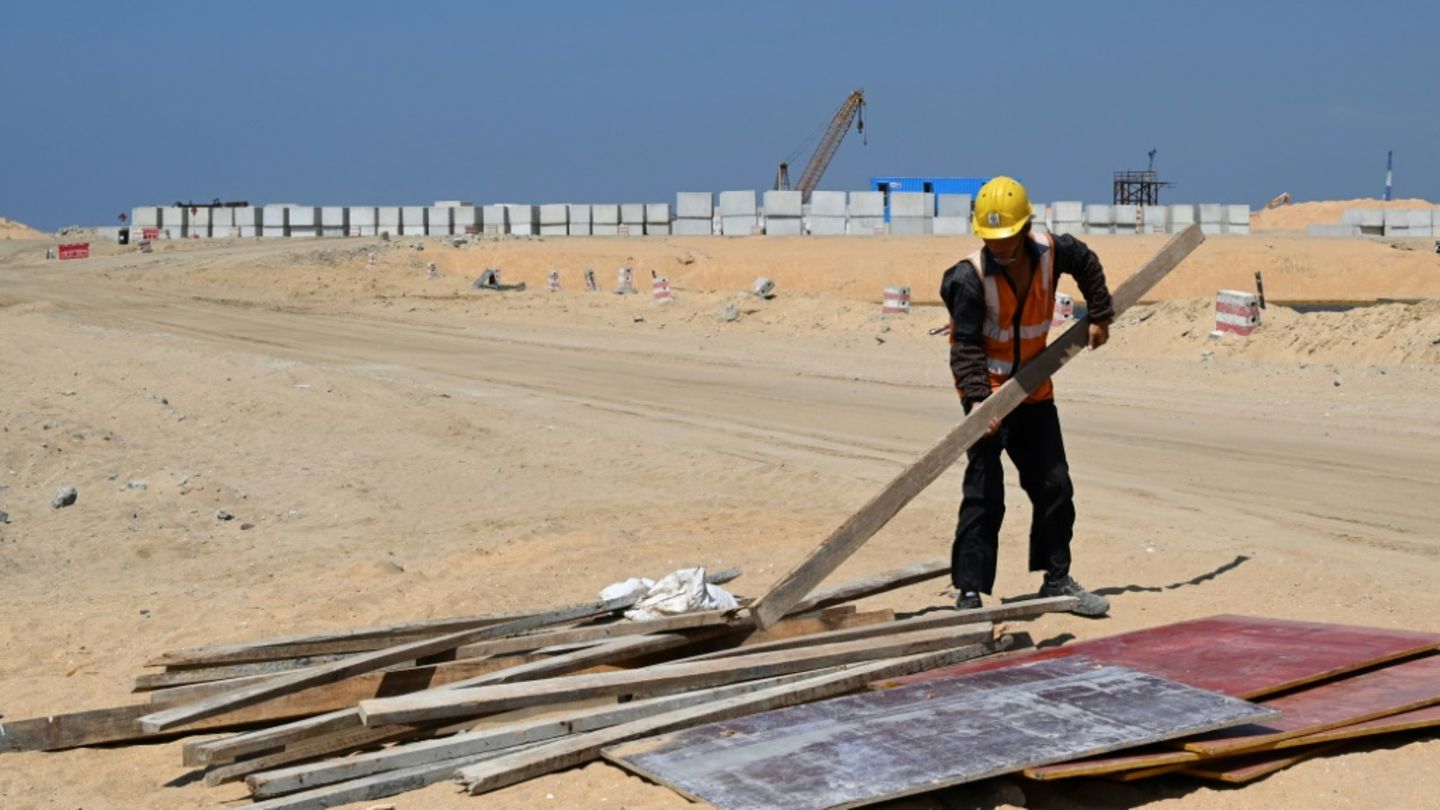 Chinesischer Arbeiter auf Baustelle in Sri Lanka