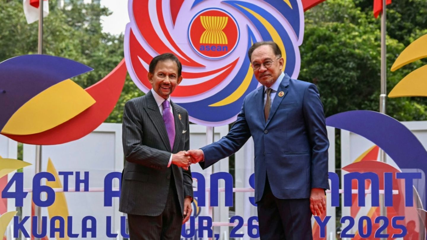 Sultan Hassanal Bolkiah (links) und Malaysias Ministerpräsident Anwar Ibrahim