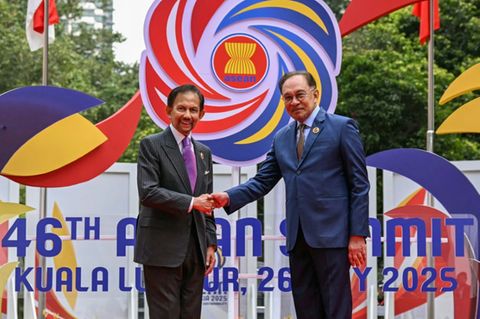 Sultan Hassanal Bolkiah (links) und Malaysias Ministerpräsident Anwar Ibrahim