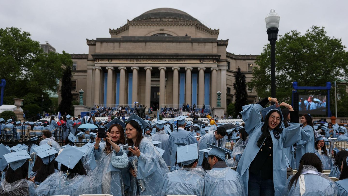 Columbia University Studuende Versammeln Siesch auf dem Hauptkampus der Columbia University in Manhattan Zura Verabschiedung der Absolvent