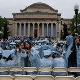 Studierende versammeln sich auf dem Hauptcampus der Columbia University in Manhattan zur Verabschiedung der Absolventen