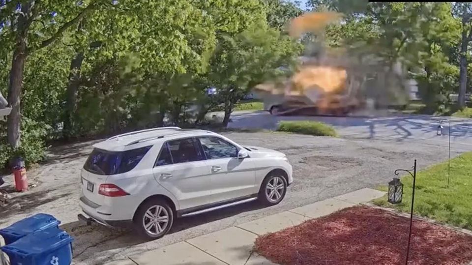 Eine Überwachungskamera filmt zufällig wie ein LKW auf der Straße explodiert
