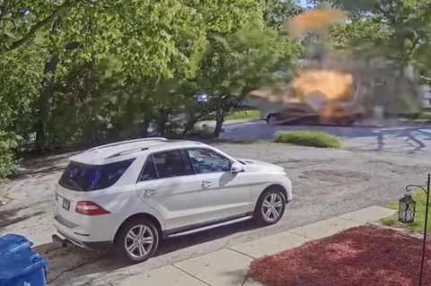 Eine Überwachungskamera filmt zufällig wie ein LKW auf der Straße explodiert