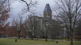 Menschen spazieren über den Campus der Cornell University in Ithaca