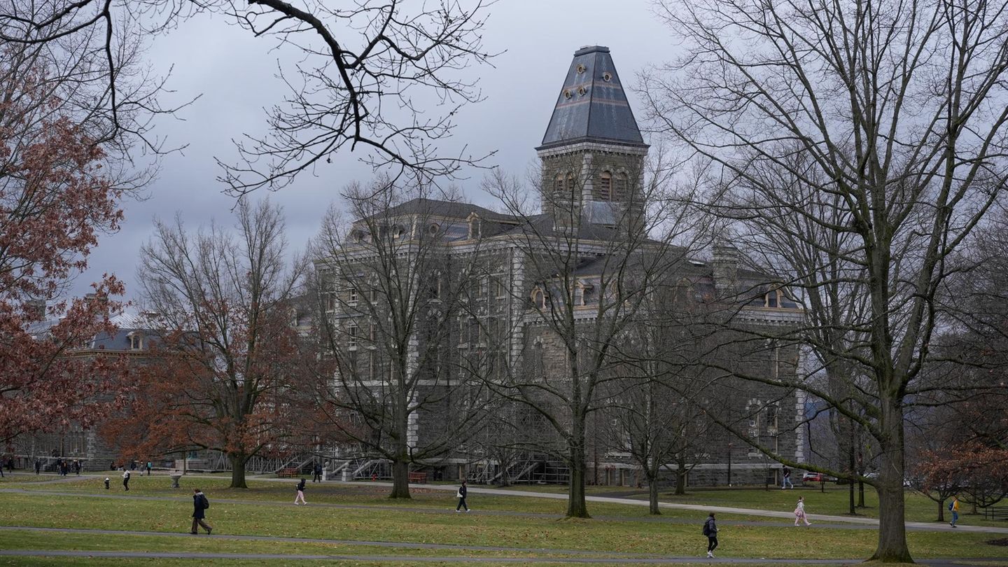 Menschen spazieren über den Campus der Cornell University in Ithaca