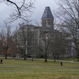 Menschen spazieren über den Campus der Cornell University in Ithaca