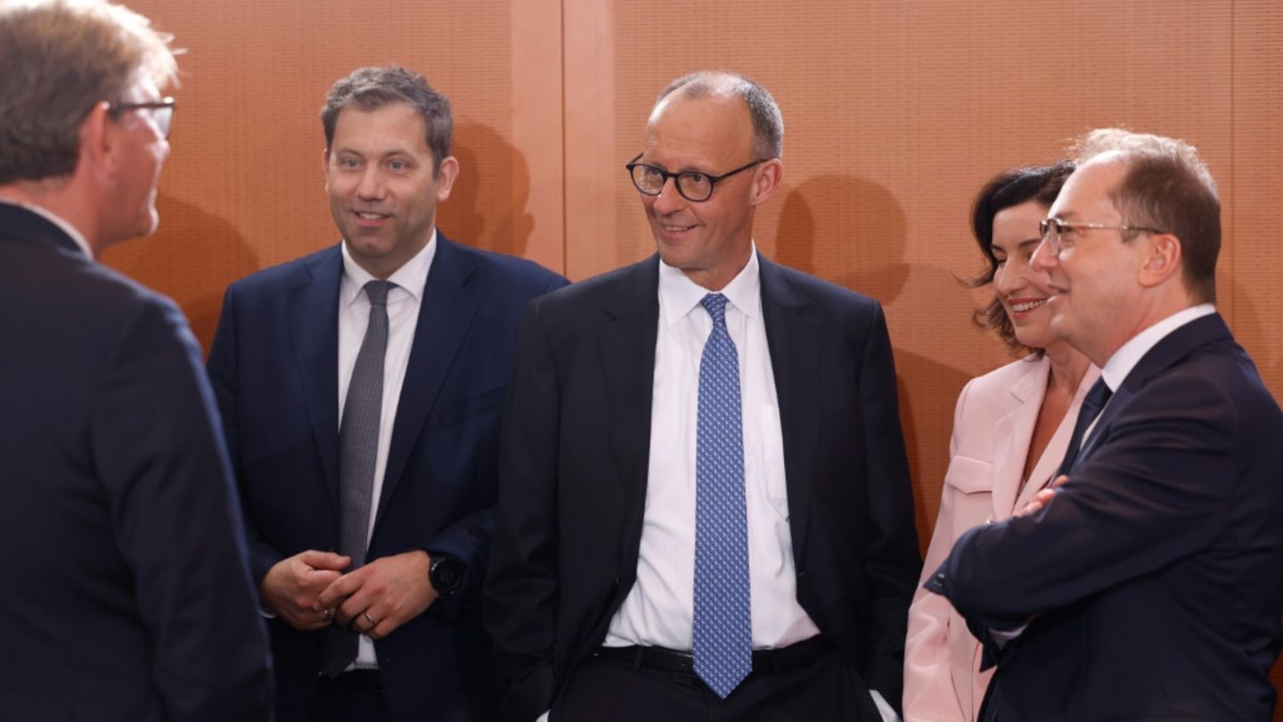 Bundeskabinett mit Kanzler Merz (M.) und Minister Dobrindt (r.)
