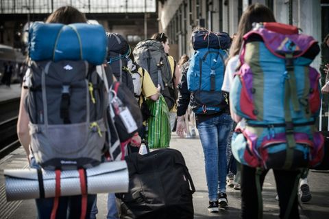 Junge Bahn-Reisende
