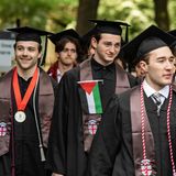 Studenten, die palästinensische Flaggen tragen während der Abschlussfeier an der Brown University