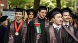 Studenten, die palästinensische Flaggen tragen während der Abschlussfeier an der Brown University