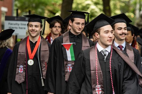 Studenten, die palästinensische Flaggen tragen während der Abschlussfeier an der Brown University