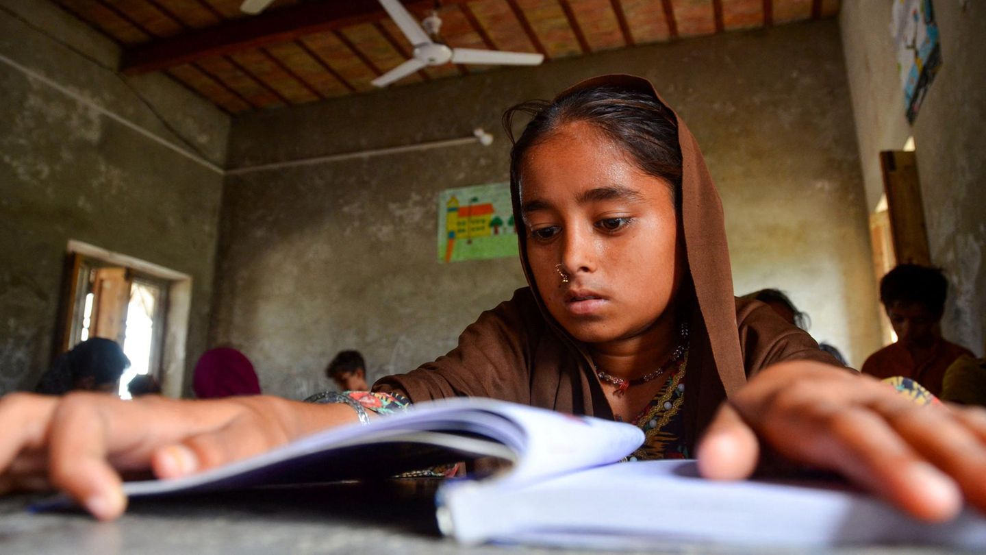 Jacobabad, Pakistan. Wie soll man sich da bitte konzentrieren? Schülerinnen und Schüler in Pakistan kämpfen derzeit mit Gluthitze. Stromausfälle erschweren die Situation zusätzlich. Doch trotz der hohen Temperaturen, die im April bereits Werte von bis zu 46,5°C erreicht haben, bemühen sich Lernende und Lehrkräfte um Bildung
