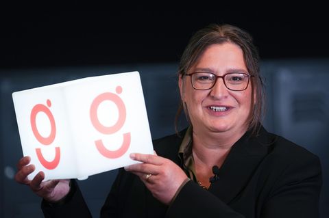 CEO der Otto Group Petra Scharner-Wolff präsentiert das neue Logo