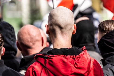 Radikalisierung: Mein Sohn, der Neonazi – woran Eltern erkennen, ob ihr Kind nach rechts driftet