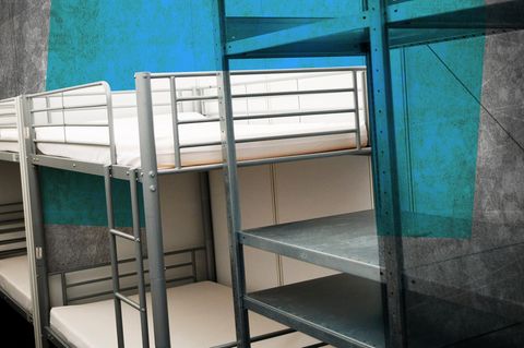 Leere Betten in Flüchtlingsunterkunft Tempelhof