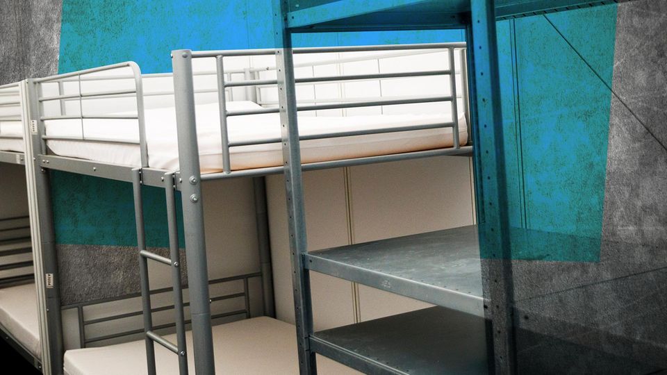Leere Betten in Flüchtlingsunterkunft Tempelhof Leere Betten in Flüchtlingsunterkunft Tempelhof