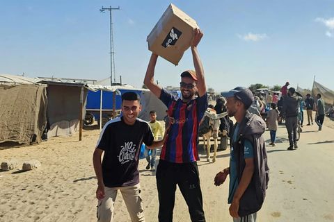 Palästinenser in Rafah mit einem Essenspacket der GHF