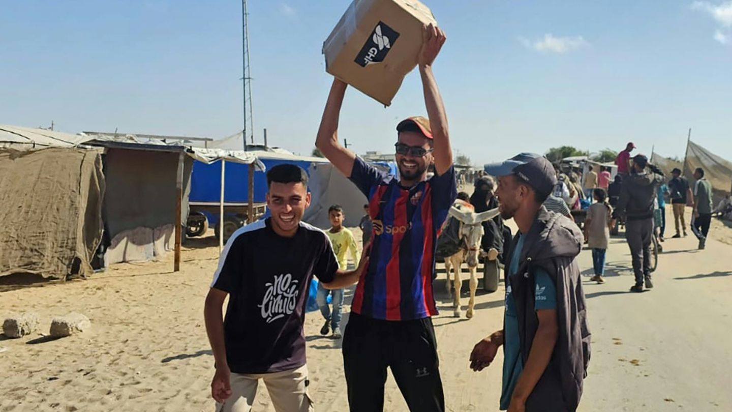 Palästinenser in Rafah mit einem Essenspacket der GHF