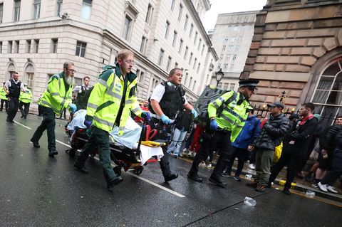 Liverpool: Notdienste betreuen Verletzte nach dem Vorfall in der Water Street während der Siegerparade des FC Liverpool am Montag