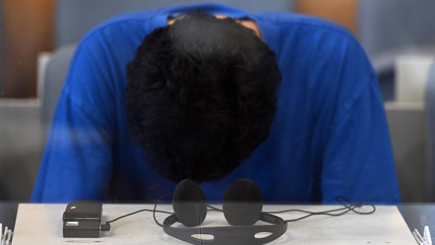 Issa Al H. legt seinen Kopf auf dem Tisch vor ihm am Oberlandesgericht Düsseldorf