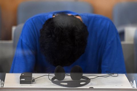 Issa Al H. legt seinen Kopf auf dem Tisch vor ihm am Oberlandesgericht Düsseldorf