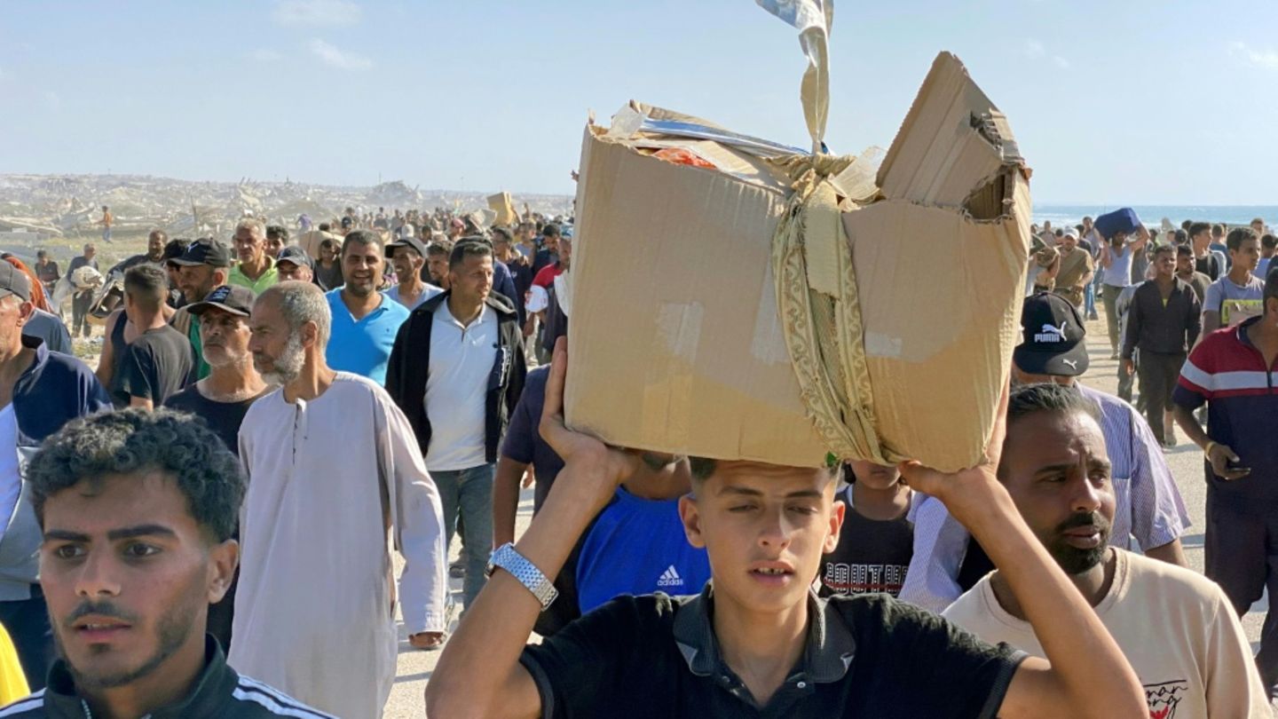 Bewohner des Gazastreifens mit Hilfsgütern