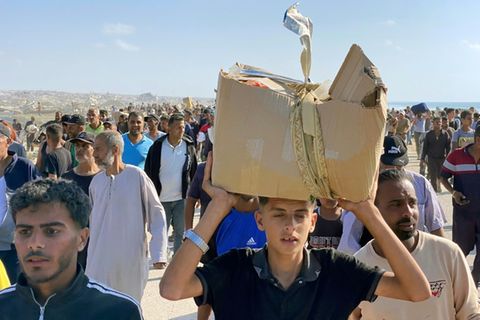 Bewohner des Gazastreifens mit Hilfsgütern