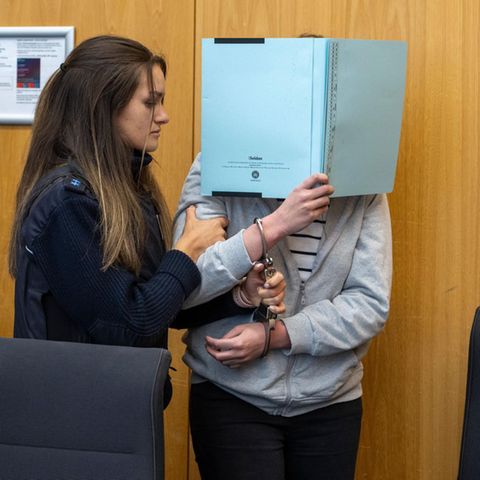 Mord aus Männerhass? Angeklagte Annamaria W. betritt den Gerichtssaal