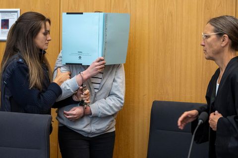 Mord aus Männerhass? Angeklagte Annamaria W. betritt den Gerichtssaal