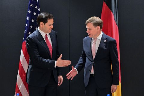 Johann Wadephul (CDU, r), Bundesaußenminister, und Marco Rubio, Außenminister der USA