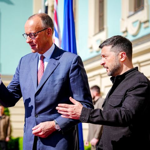 Bundeskanzler Friedrich Merz (l, CDU), wird von Wolodymyr Selenskyj, Präsident der Ukraine, in Kiew empfangen (Archivfoto)