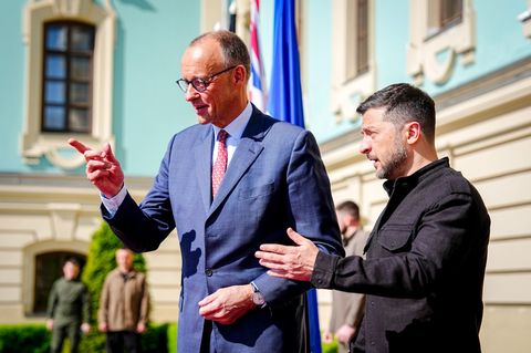 Bundeskanzler Friedrich Merz (l, CDU), wird von Wolodymyr Selenskyj, Präsident der Ukraine, in Kiew empfangen (Archivfoto)