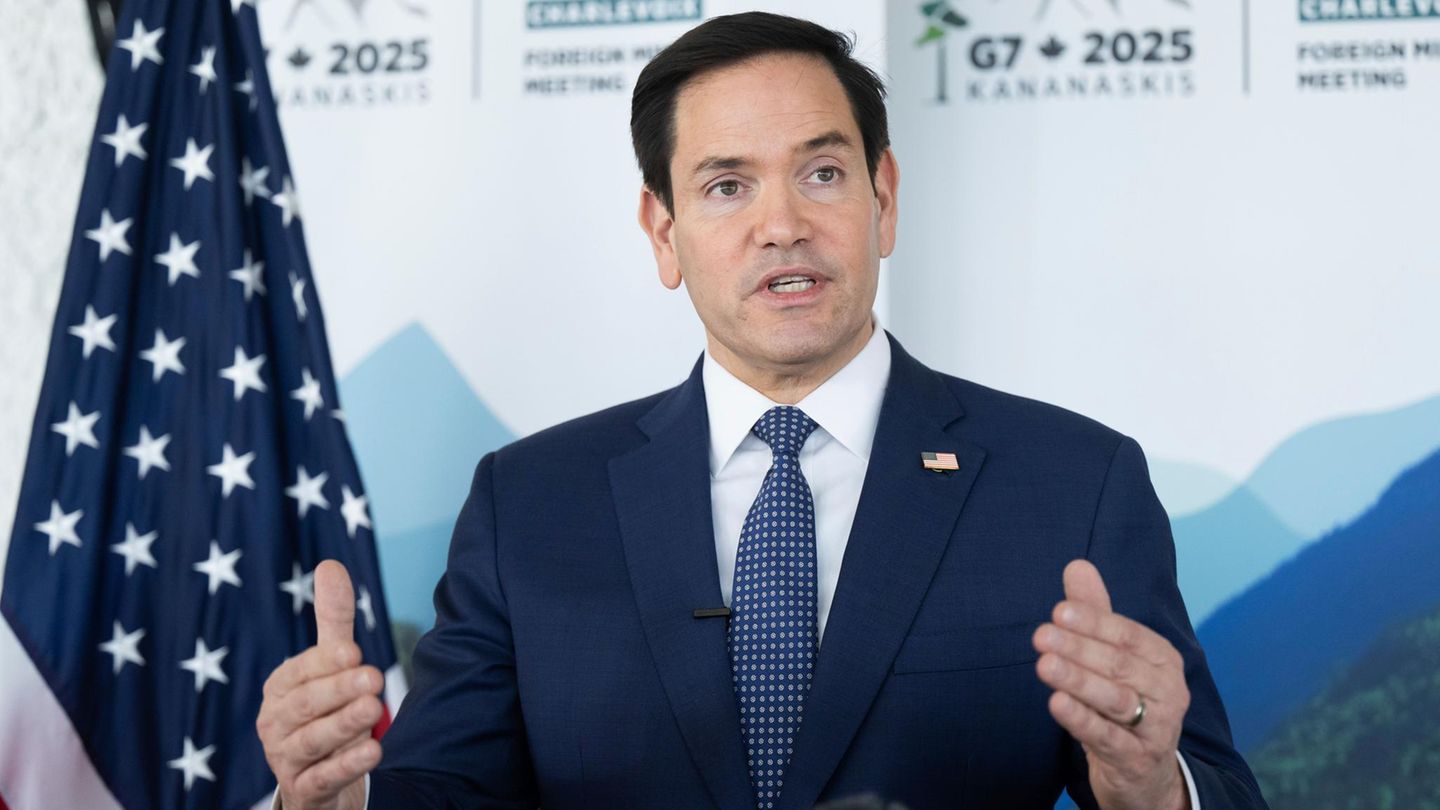 The USA initially stops all visas for foreign students